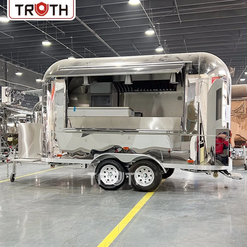 Food Truck estilo Airstream na França: um trailer de fast food de aço inoxidável construído para estilo e serviço