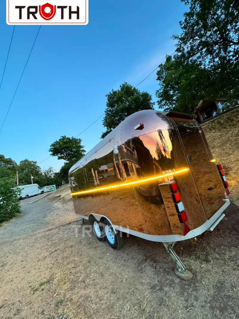 Truth Food Trailer entrega um trailer de café e fast food Rose Gold para a Eslováquia